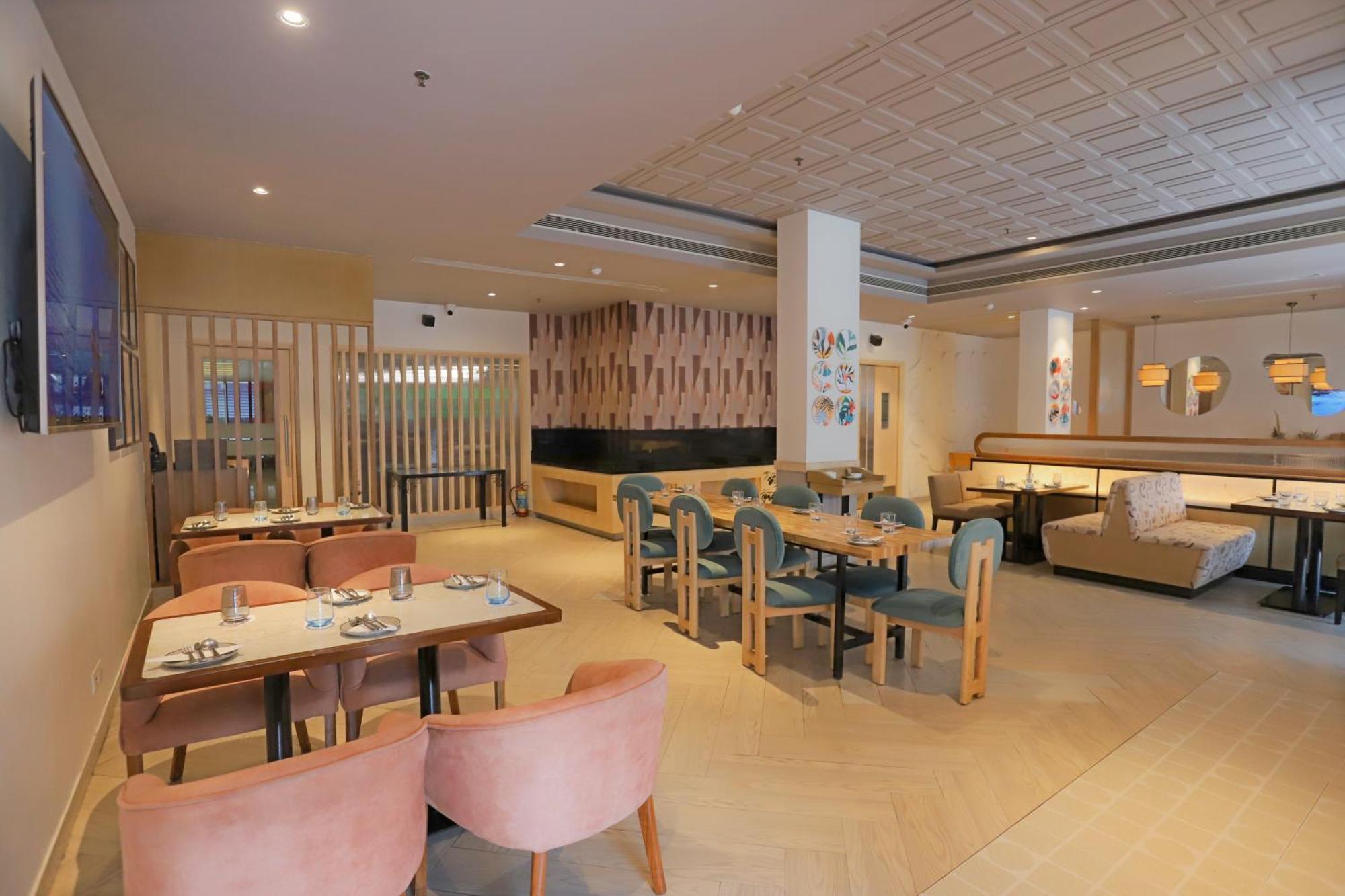 Park Inn By Radisson,South Delhi New Delhi Exterior foto The restaurant at the hotel
