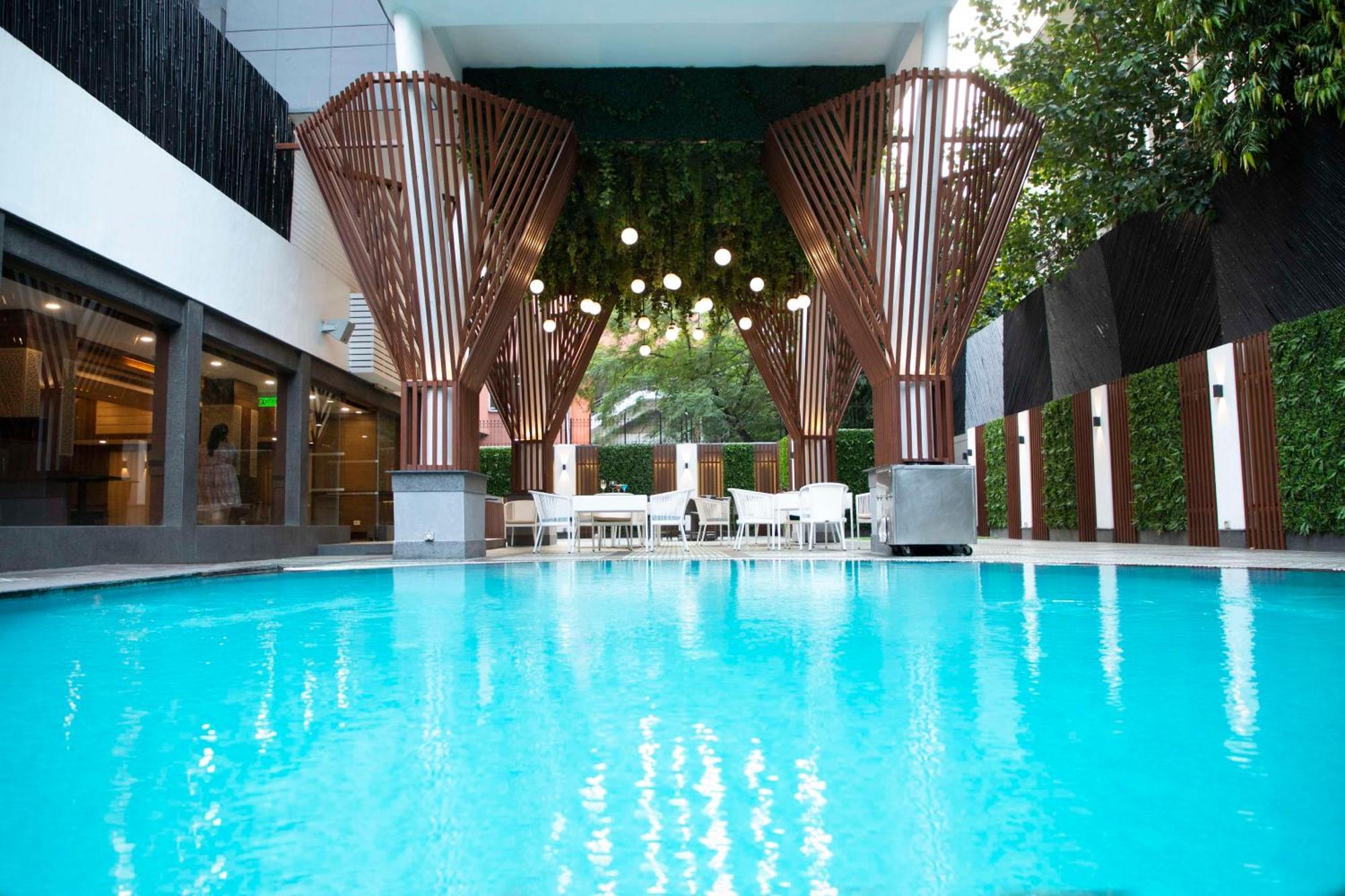 Park Inn By Radisson,South Delhi New Delhi Exterior foto The swimming pool at the hotel