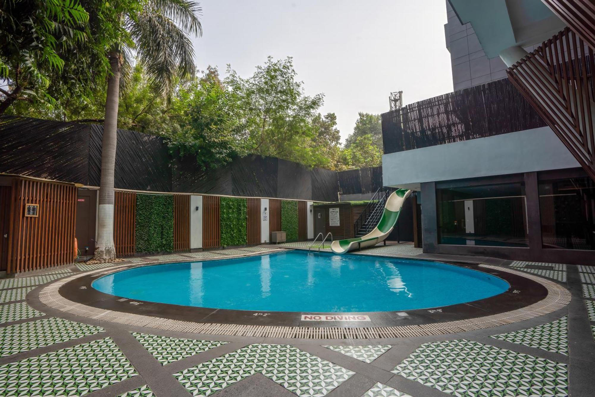 Park Inn By Radisson,South Delhi New Delhi Exterior foto Swimming pool at the school