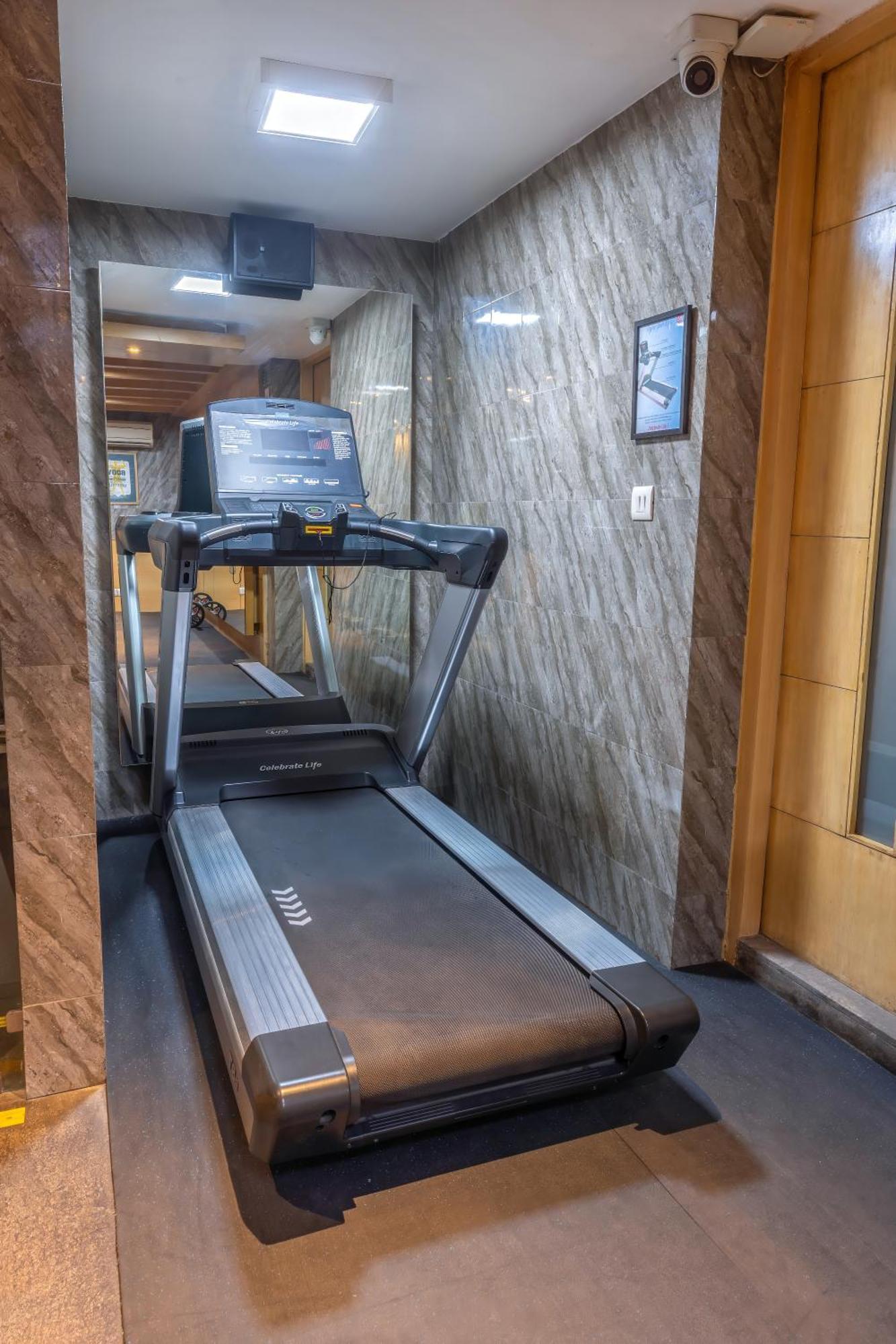 Park Inn By Radisson,South Delhi New Delhi Exterior foto A treadmill