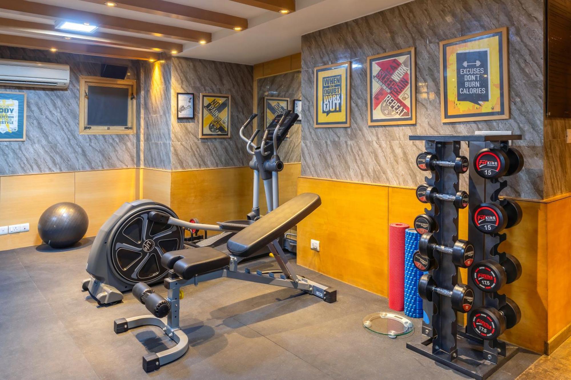 Park Inn By Radisson,South Delhi New Delhi Exterior foto The gym at the hotel