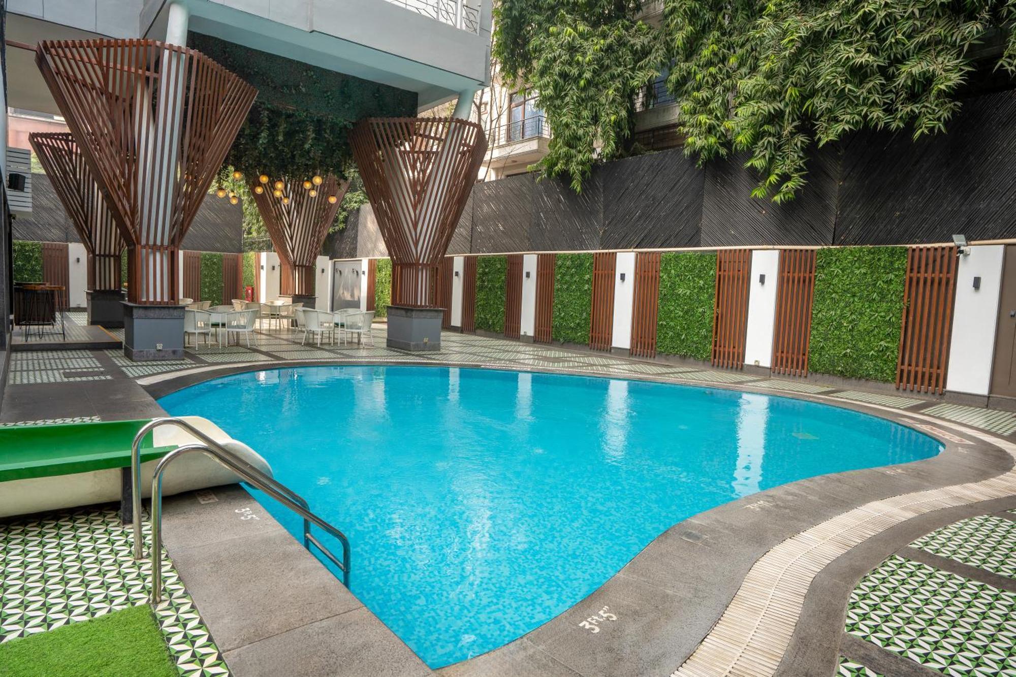 Park Inn By Radisson,South Delhi New Delhi Exterior foto Swimming pool at the hotel