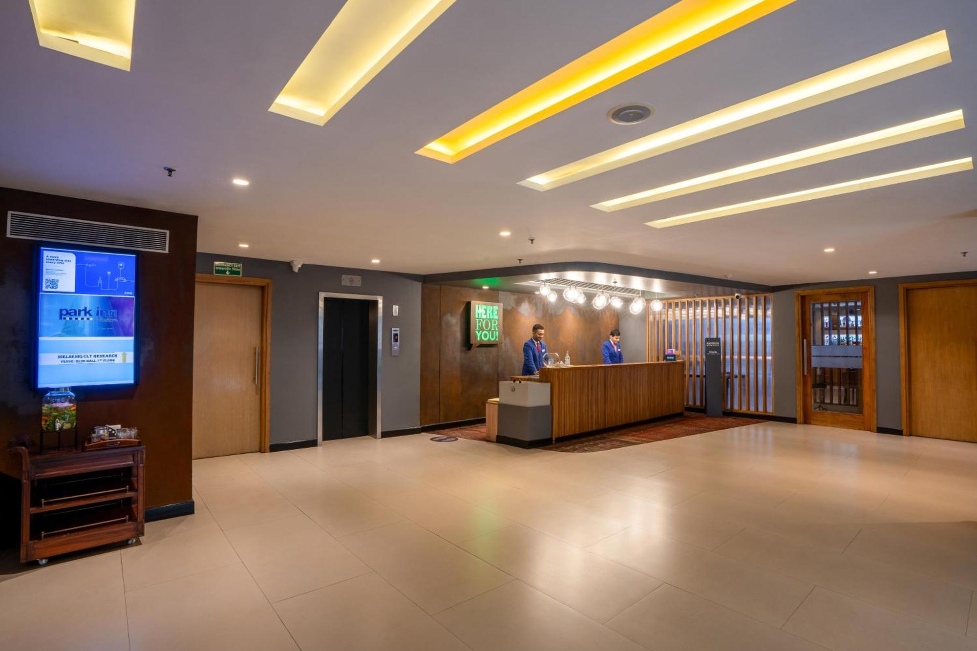 Park Inn By Radisson,South Delhi New Delhi Exterior foto The lobby of the hotel